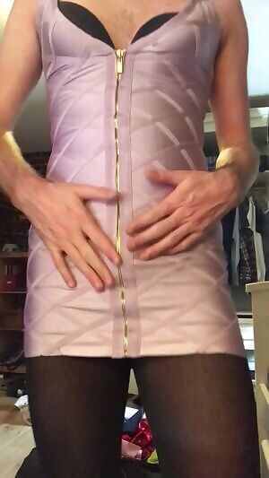 Perks of a front zipper: Easy Access!