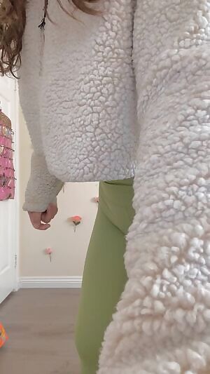 unintentional camel toe 😭 my pussy is too fat