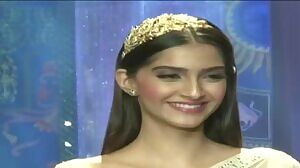 I love jerkin to sonam kapoors fat ass look it move ahhh left right left right left right p