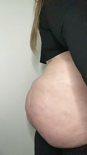 Almost broke a damn nail trying to get into these leggings.. 😅