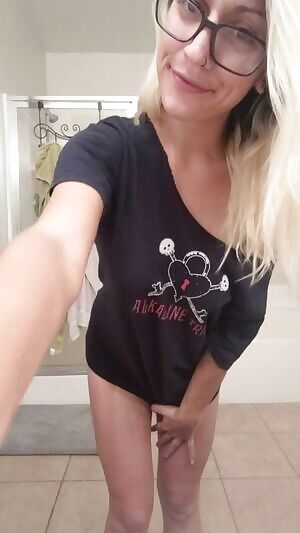 Pre-bed ✨ I love bouncing, slapping and teasing my tits, do you like this close up vid? 💕