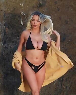 Lindsey Pelas