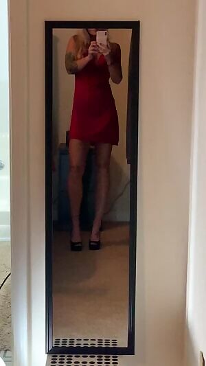 Playing a little game of peek-a-pussy with the beautiful u/Biancas_Booty 😈