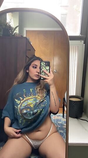 hip cleavage + a lil flash ✨