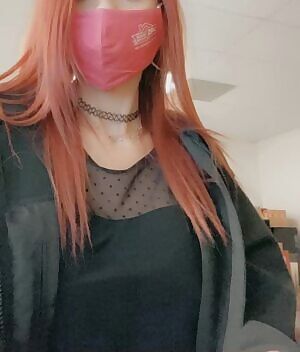 My bra was hurting my back at work...so I took it off at my desk. It’s a fuck it kind of day 😈☺️ 34 🥀