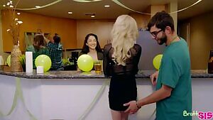 Piper Perri party pop