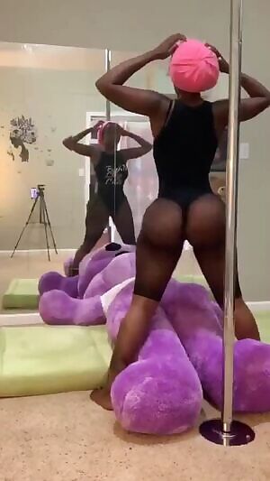 Spy On the Undressing Hitomi