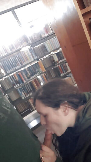 Giving head at work is such a thrill! 📚😘