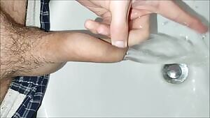 A fun trick uncut guys can do 🎈💦