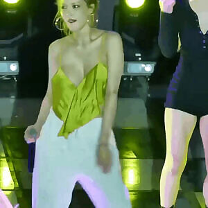 4Minute - Hyuna flashing her boobs